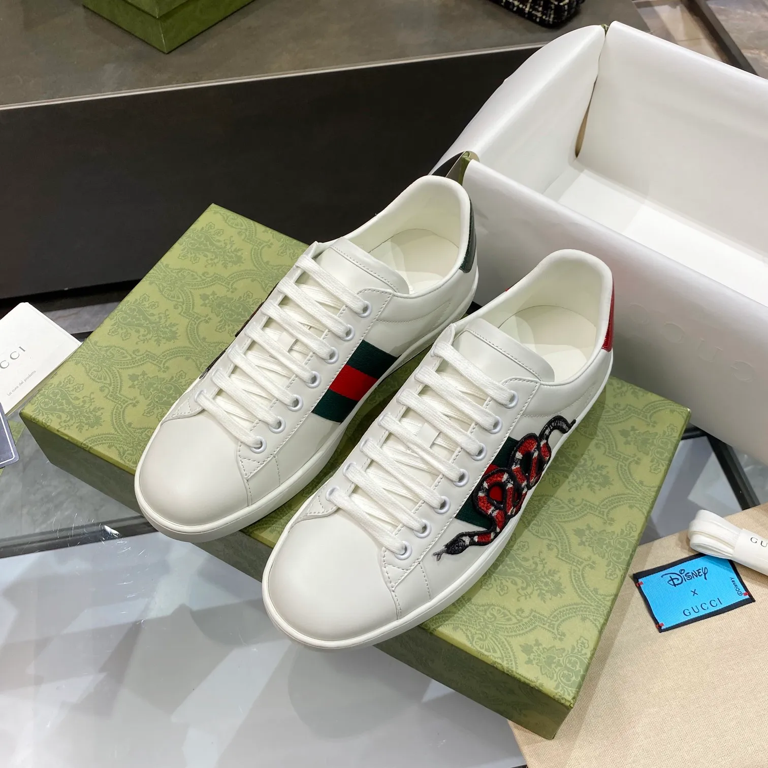 👟👟Ex-factory price 440👟👟 Men's size +10 Gucci's GG white shoes, the same style as Ni Ni, have been popular in recent years; new colors are constantly updated; stars, Internet celebrities, live broadcasts, etc. will definitely plant grass and call them. Classic fashion style, 5D drawing printing; electric embroidery surface, etc... Original customized cowhide color, first layer of cowhide inside, original outsole... Shiny color drawing/electric embroidery surface embellished on the side of the shoe body, package production process‼ Size: Female 35-40# Male 39-46#